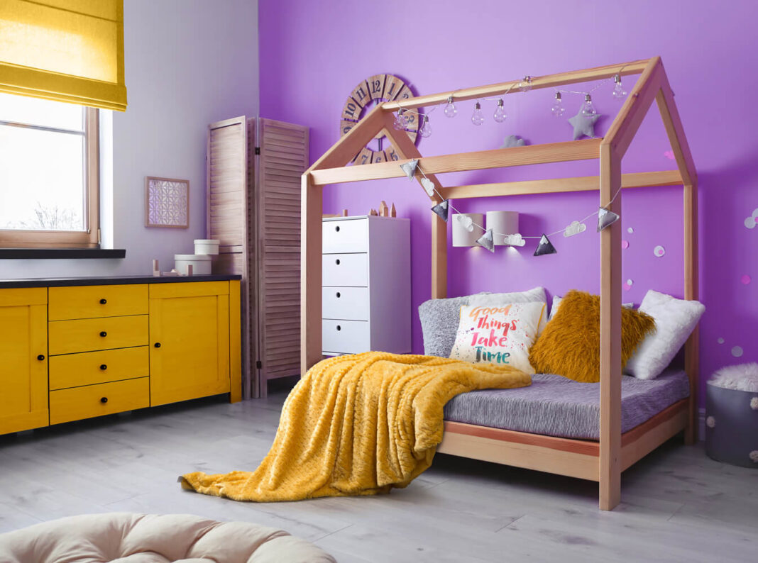 Welche Farbe passt zu Violett? Gestalte stilvolle Outfits und Inneneinrichtungen